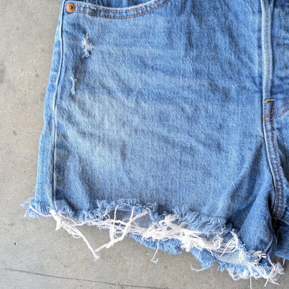 Levi's Blue Denim High Rise Distressed Ribcage Short size 30 - Picture 4 of 9